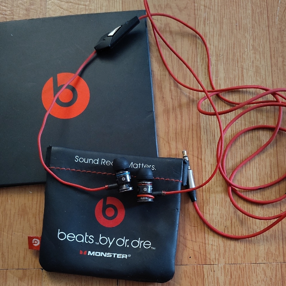 Beats by Dr. Dre Red and Black Earphones Needs Fixing! One Ear Bud Works Only